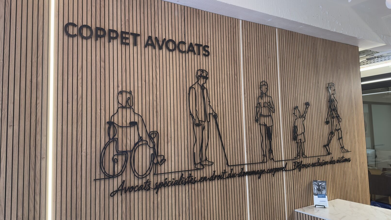 Coppet Avocat, dessin mural en reliefau fil de metal 2026