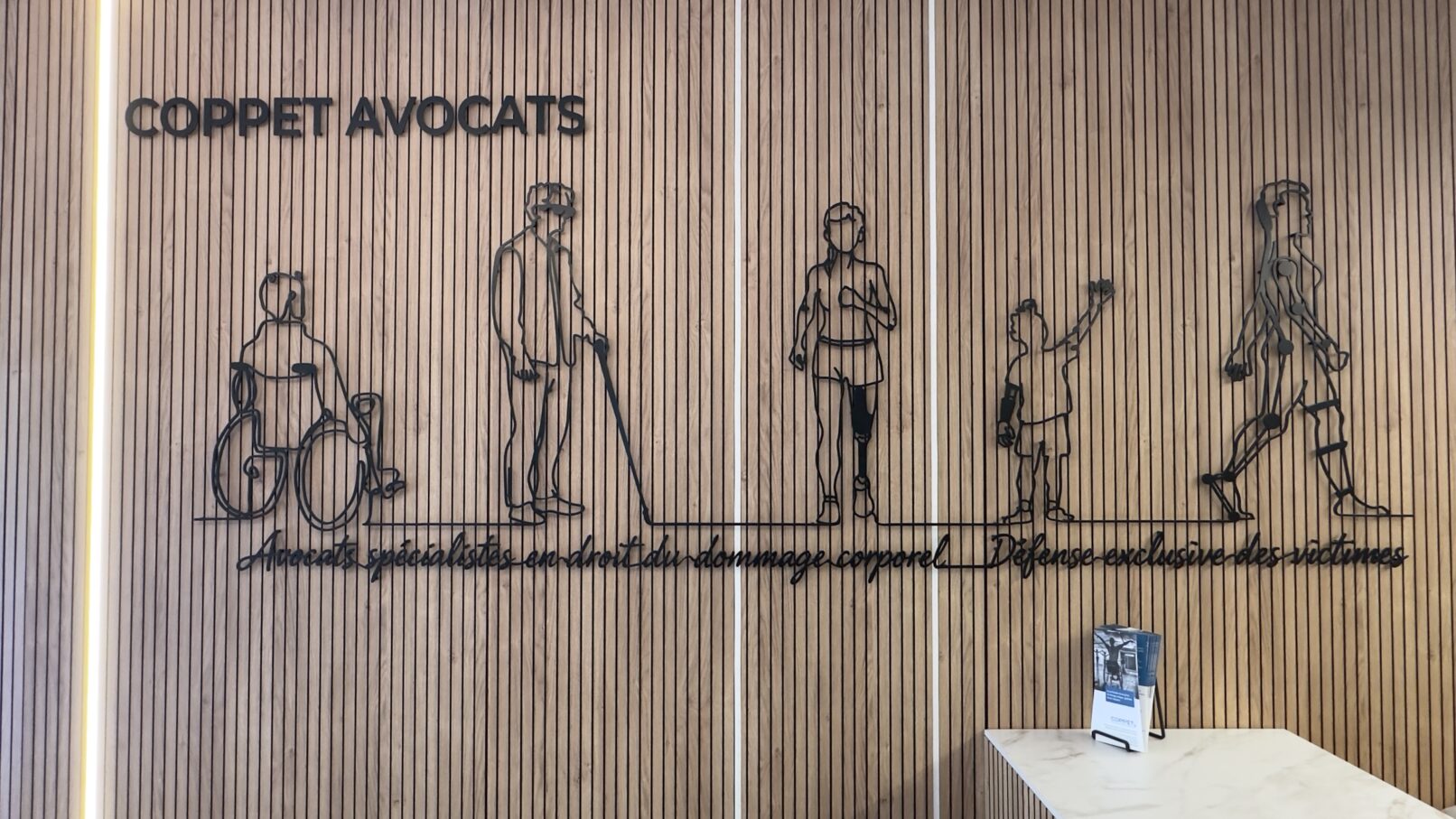 Coppet Avocat, dessin mural en reliefau fil de metal 2026